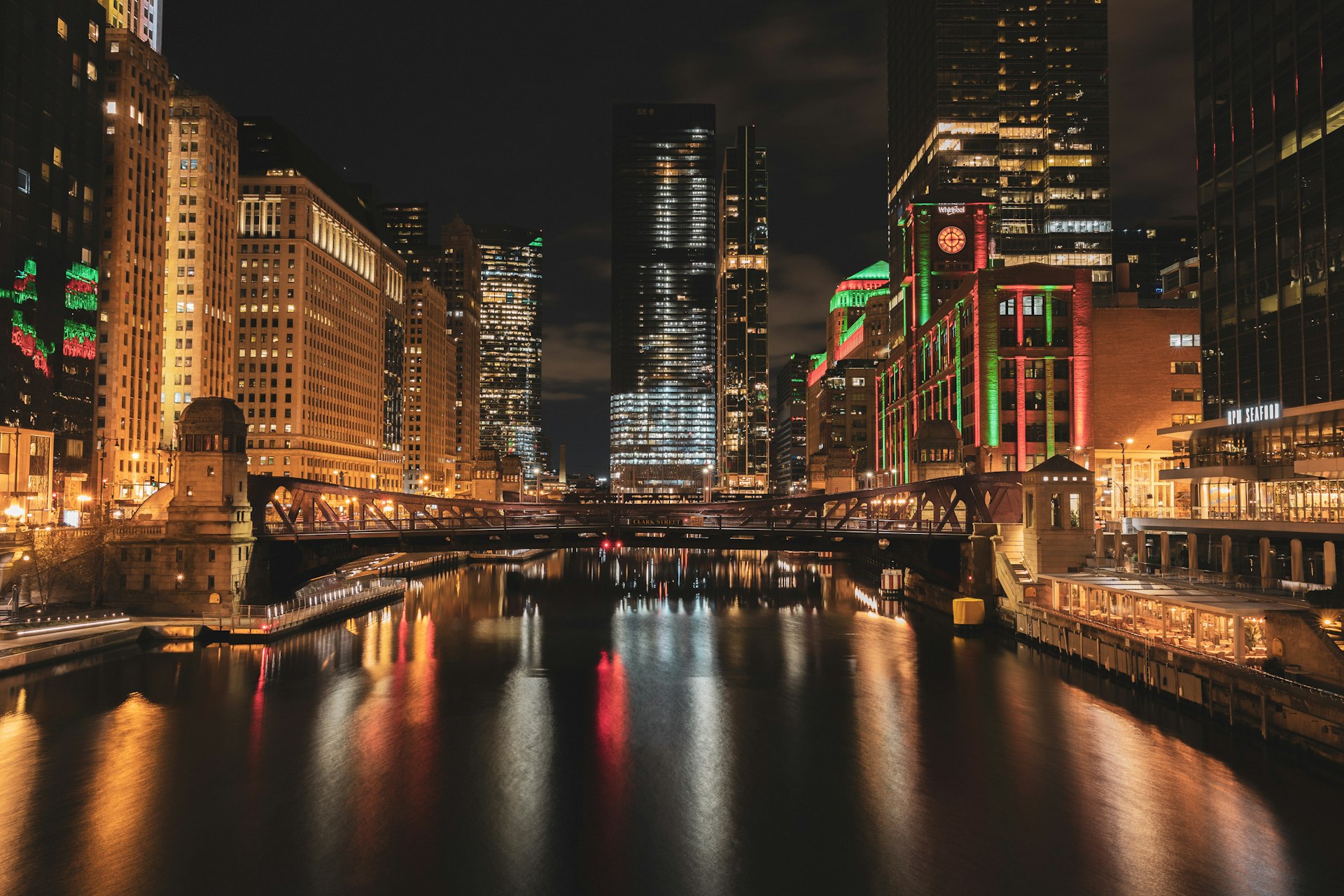 Chicago River at night near Michigan Avenue, home of Elite College Advising, a college admissions consultant in Chicago